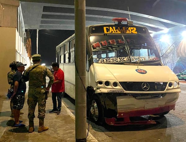 ¡CHOFER DESTROYER! - CON SU CAMION URBANO DAÑO SEIS VEHICULOS A UN COSTADO DEL PUENTE MORELOS
