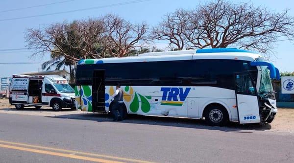 ¡PATRULLAZO: 3 HERIDOS! - CAMIONETA DE LA SSP CHOCO CONTRA UN AUTOBUS TRV EN ALVARADO