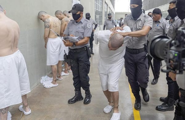 ¡EU DEPORTA A EL SALVADOR A OTROS 17 PRESUNTOS MIEMBROS DE PANDILLAS! - PESE A ORDEN JUDICIAL
