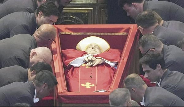 ¡LA BASÍLICA DE SAN PEDRO ABRE SUS PUERTAS PARA QUE LOS CATÓLICOS SE DESPIDAN DEL PAPA FRANCISCO!