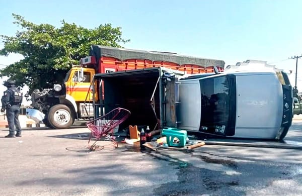 ¡TORTON EMBISTIÓ Y VOLCÓ CAMIONETA REPLETA DE GENTE!