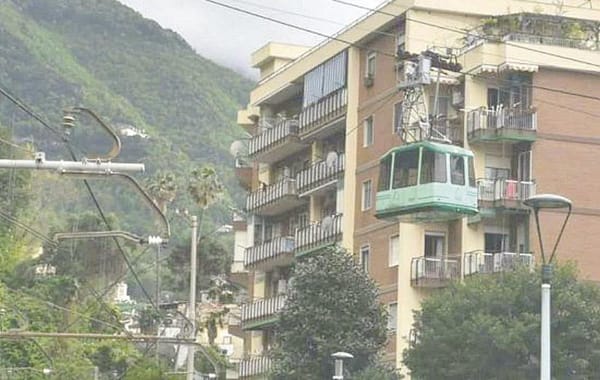 ¡SE DESPLOMA CABINA DEL TELEFÉRICO CON TURISTAS A BORDO!