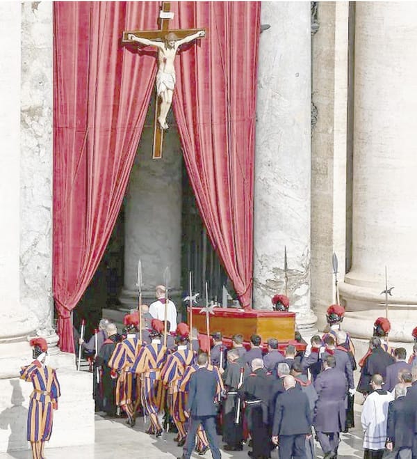 ¡MILES DAN ÚLTIMO ADIÓS AL LÍDER DE LA IGLESIA CATÓLICA!