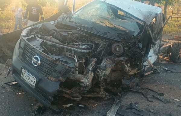 ¡COLISIONAN DE FRENTE CAMIONETA Y AUTOBÚS!