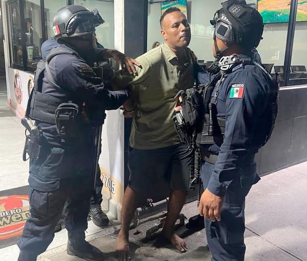 ¡SE PONE ‘LOQUITO’ Y  DESTRUYE TECHO DE LÁMINA DE ASADERO Y POLLERÍA!