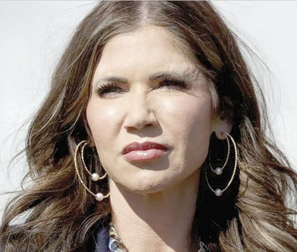 ¡IDENTIFICAN AL LADRÓN DE LA BOLSA DE KRISTI NOEM! - *Se trata presuntamente de un migrante chileno