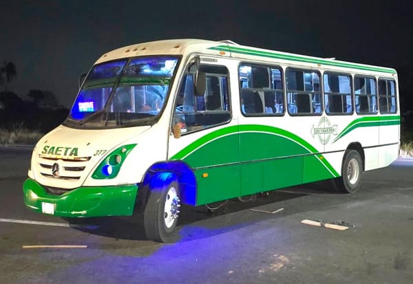 ¡MOTORIZADO IBA COMO BALA Y ACABÓ BAJO LAS RUEDAS DE UN SAETA VERDE!