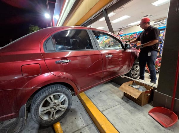 ¡SE METE CON TODO Y CARRO AL OXXO!