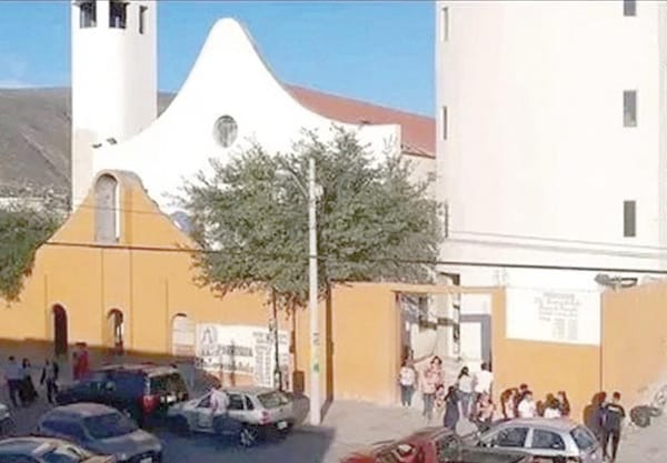 ¡DESCUBREN CUERPO DE MUJER COLGADA EN BAÑOS DE PARROQUIA EN MONTERREY!