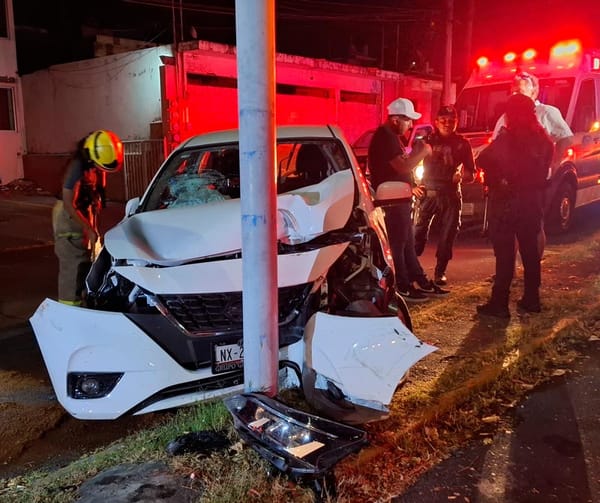 ¡CONDUCTOR BORRACHÍN SE DA TRANCAZO CONTRA LUMINARIA!
