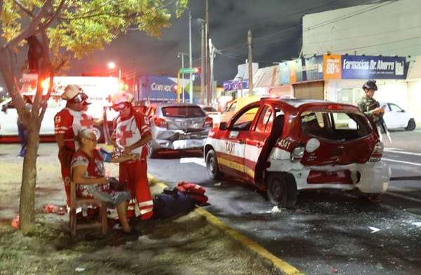 ¡CARAMBOLITA FRENTE A LA ESTATUA DE CUAUHTÉMOC!