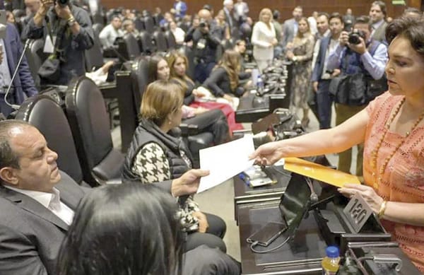 ¡IVONNE ORTEGA ENCARA A CUAUHTÉMOC BLANCO Y LE ENTREGA CARTA; "RENUNCIA AL FUERO"!