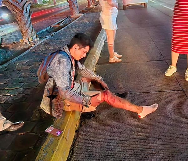 ¡MOTORIZADO CHOCÓ CONTRA CAMIONETA CON TURISTAS1