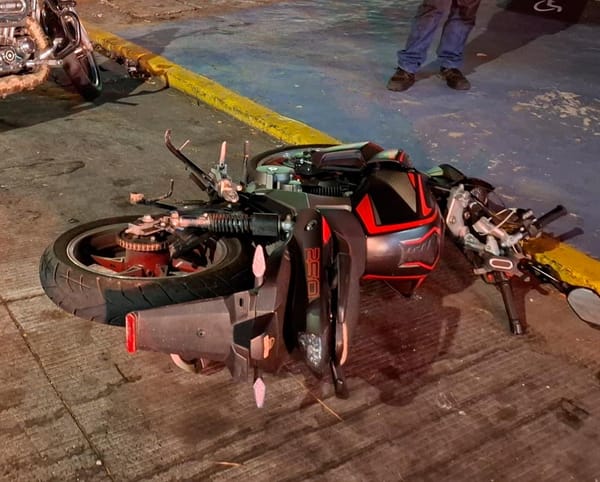 ¡PAREJA DE BORRACHINES LE PEGAN A MOTO DE LUJO!