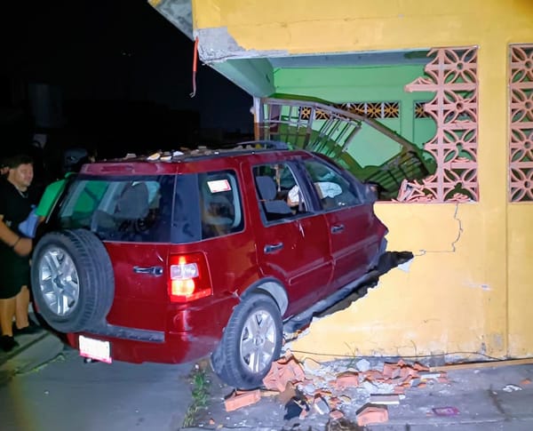 ¡ESTACIONA LA CAMIONETA EN LA COCINA DEL VECINO!
