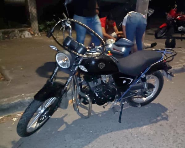 ¡MOTOCICLISTA DERRAPA Y LA MOTO LE CAE ENCIMA!