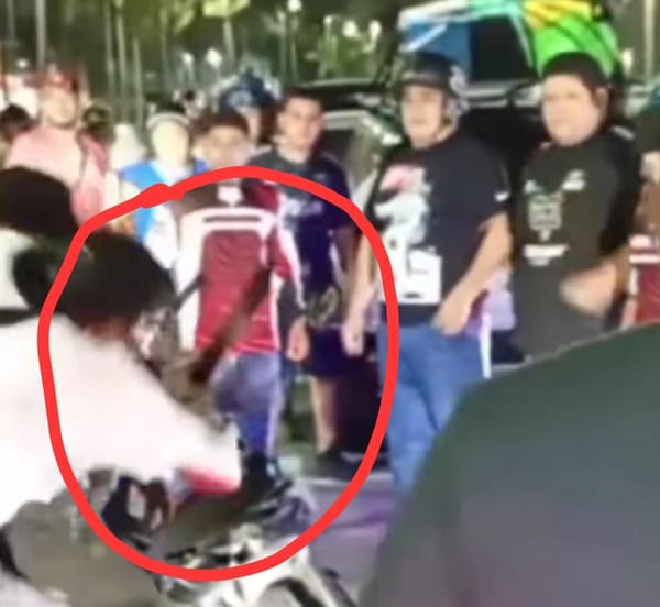 ¡SE CALIENTAN EN EL BULEVAR! - MOTOCICLISTA SACA MACHETE