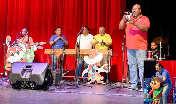 CASA LLENA EN CONCIERTO ¿QUIÉN ES EL QUE ANDA AHÍ?