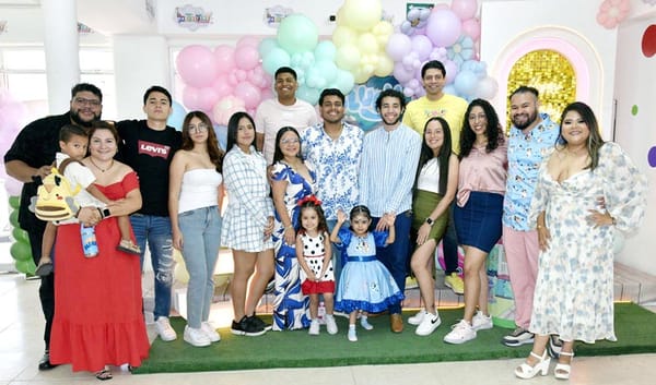 KYARA ALYSSA FESTEJA CON BLUEY