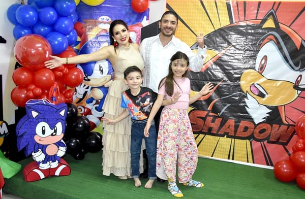 MAURICIO FESTEJA SU CUMPLEAÑOS CON SONIC