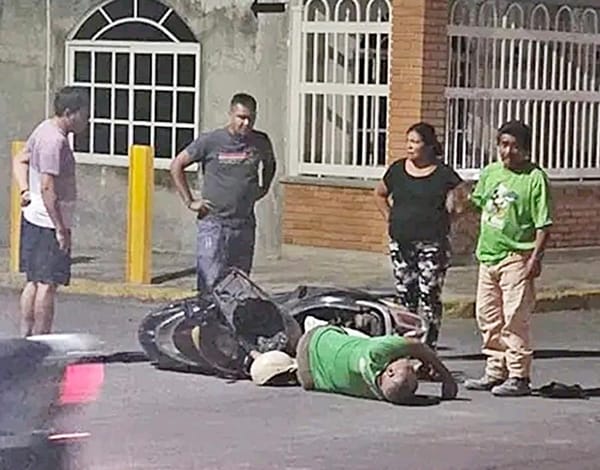 ¡DERRAPA ABUELITO EN LA MOTO Y TERMINA EN URGENCIAS!