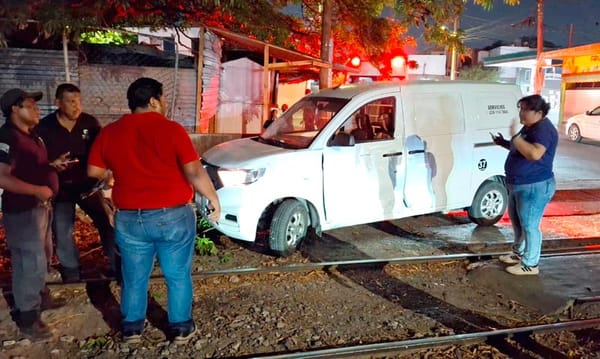 ¡FERROCARRIL IMPACTA CAMIONETA CON DOS MUJERES A BORDO!
