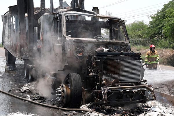 ¡SE CHAMUSCÓ CAMIÓN POR CORTO CIRCUITO EN LAS BATERIAS!