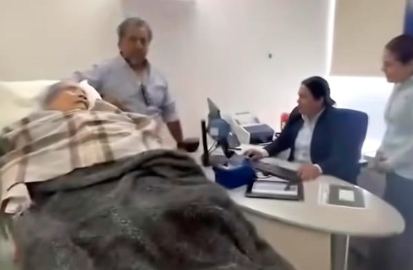 ¡SE LLEVAN A ABUELITA DE 96 AÑOS EN CAMILLA PARA COBRAR SU PENSIÓN EN EL BANCO! - Y SE DISCULPA EL BBVA