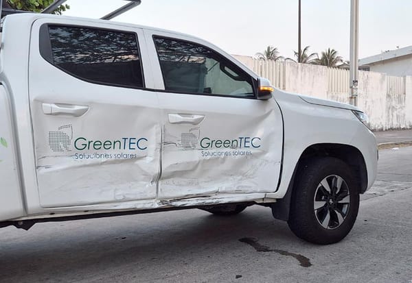 ¡SE DAN TRANCAZO POR PASARSE EL SEMÁFORO EN ROJO!