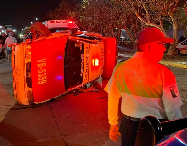 ¡TAXI VOLCADO EN “TORTAZO” EN PUENTE MORENO!