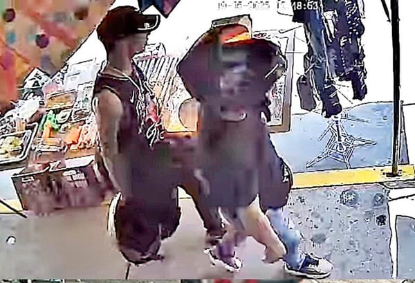 ¡PAREJA ATRACA NEGOCIO DE CELULARES Y SE ROBAN UNA MOTO!