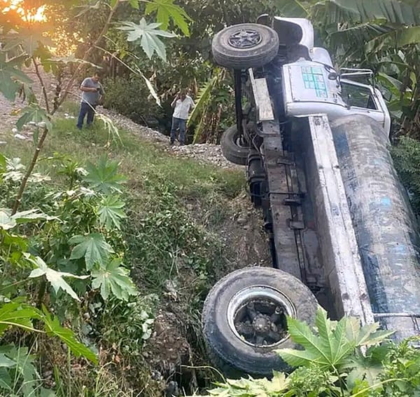 ¡PIPA CARGADA CON AGUA CAYÓ EN PROFUNDA ZANJA!