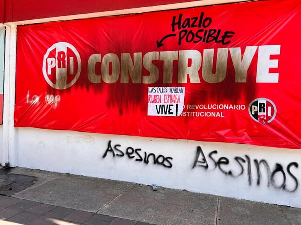 ¡VANDALIZAN EL PRI! - A CORRER