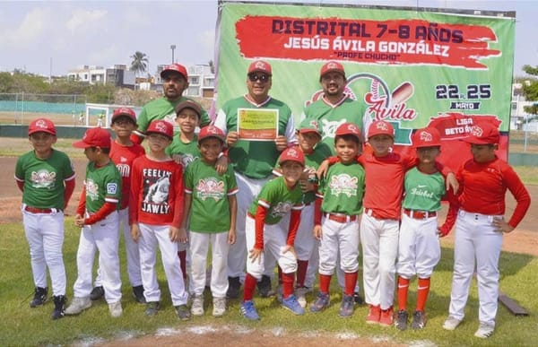 ¡”EL PROFE CHUCHO” RECIBE RECONOCIMIENTO DE LA LIGA “BETO AVILA”!