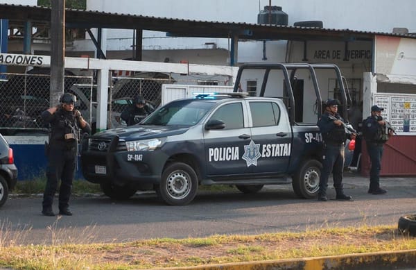 ¡INTENSO OPERATIVO DE LA FGR EN EL FLORESTA! - CON UNA GRUA ASEGURARON Y SE LLEVARON UN AUTOMOVIL