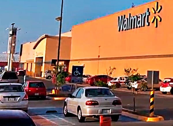 ¡MUJER INTENTA PAGAR CON BILLETES FALSOS DE 500 EN WALMART!