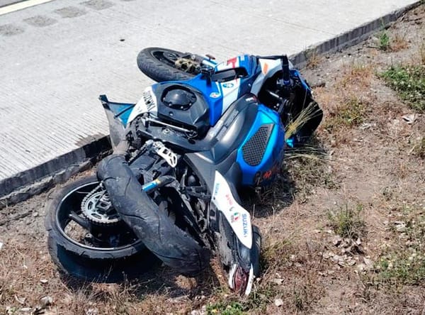 ¡SE VA AL CIELO EN SU MOTO SUZUKI!