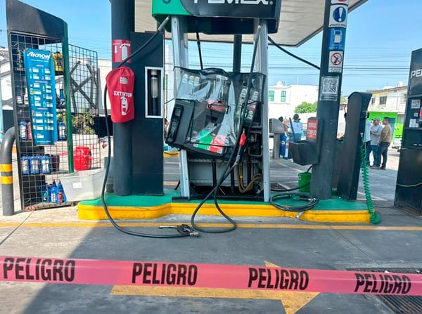 ¡AUTOMOVILISTA ARRANCÓ MANGUERA DE BOMBA DESPACHADORA!