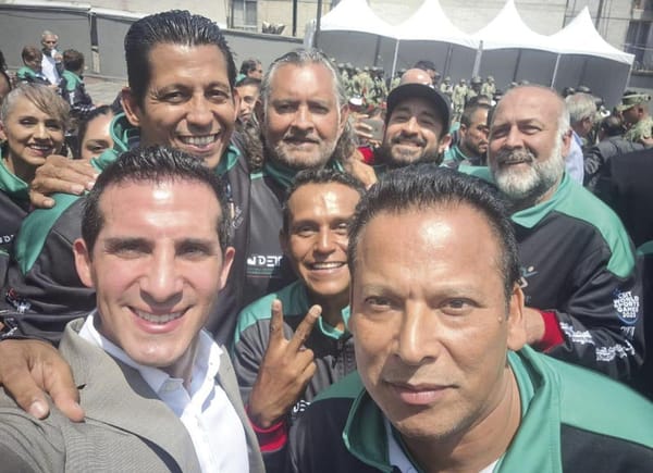 ¡ROMMEL ABANDERA DELEGACIÓN QUE VA A LOS JUEGOS MUNDIALES!