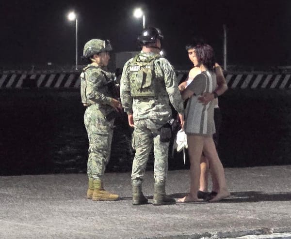 ¡SE TIRA UN CLAVADO JUNTO AL “SIMÓN BOLÍVAR”!