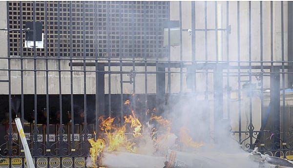 ¡ARMA CNTE QUEMAS AFUERA DE SEGOB… Y VAN AL SENADO!