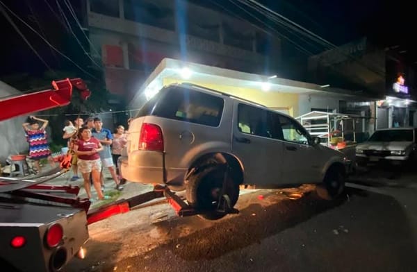 ¡CAMIONETÓN EMBISTIÓ PUESTO DE TACOS: 4 HERIDOS!