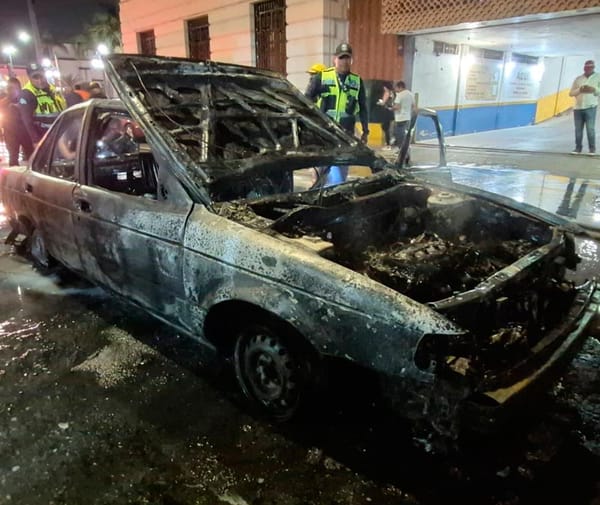 ¡SE INCENDIA AUTOMÓVIL FRENTE AL REGISTRO CIVIL!