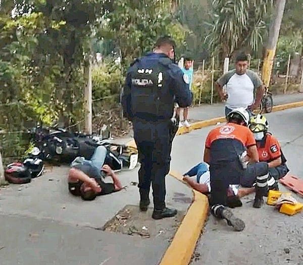 ¡PAREJA DERRAPÓ EN SU MOTO FRENTE A LOCAL DE CARNITAS!