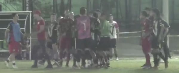 ¡TÉCNICO DEL RED MEDELLÍN AGREDE AL ARBITRO EN EL CAMPA!