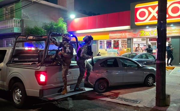 ¡CLIENTES VALIENTES DETIENEN A ASALTANTE DE TIENDA OXXO!