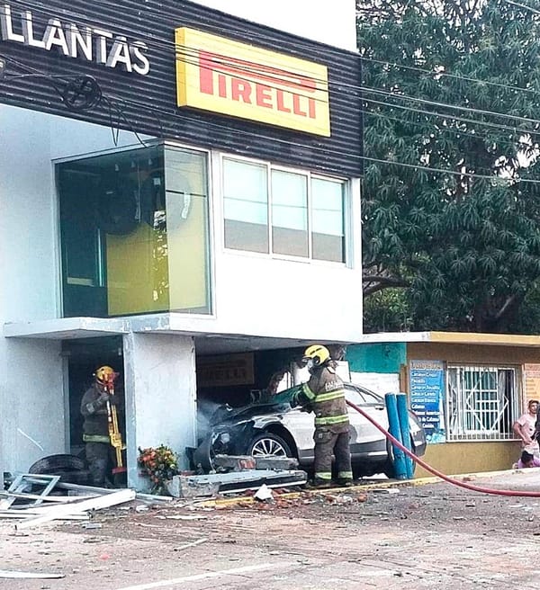 ¡CONDUCTOR CHOCA Y DESTROZA NEGOCIO DE LLANTAS PIRELLI!
