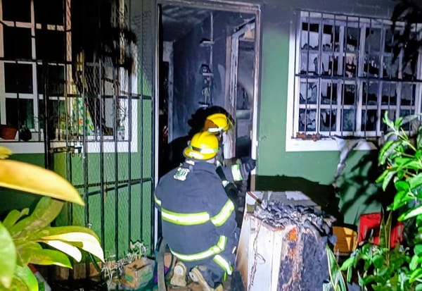 ¡INCENDIO DEJA SIN CASA A FAMILIA DE LA HERRADURA!