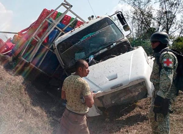 ¡SE VOLTEA CAMIÓN CARGADO CON POLLOS!