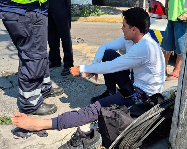 ¡MOTOCICLISTA SE IMPACTÓ CONTRA CAMIONETÓN!